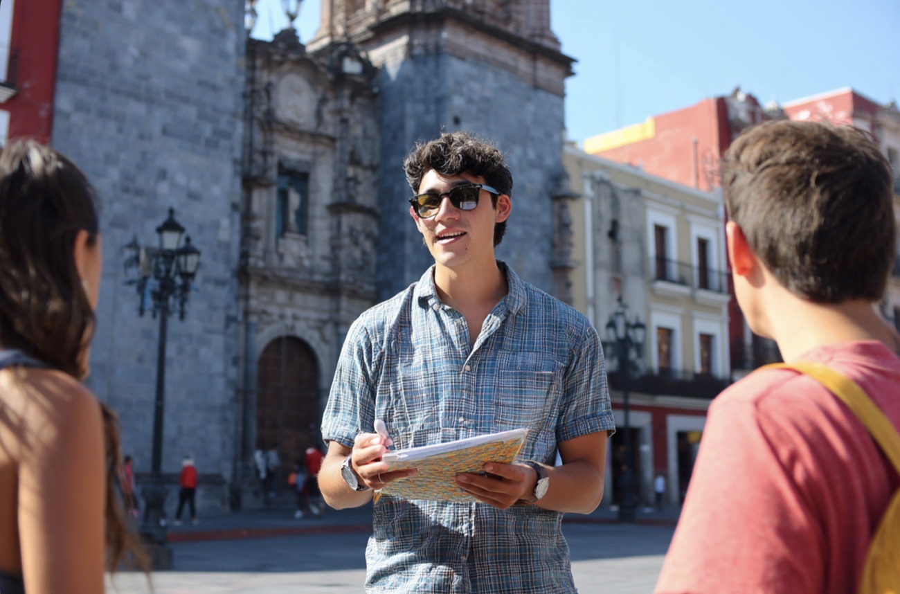 Conversación en el Zócalo de Puebla, la plaza principal de la ciudad